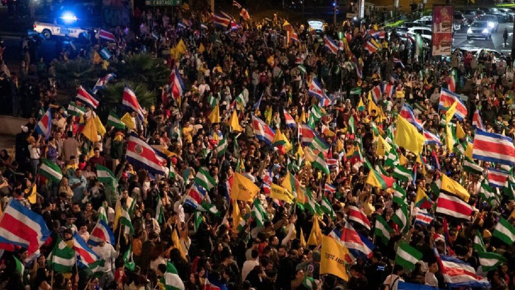Crowds gather in San José after the announcement of Costa Rica’s 2026 presidential election results.